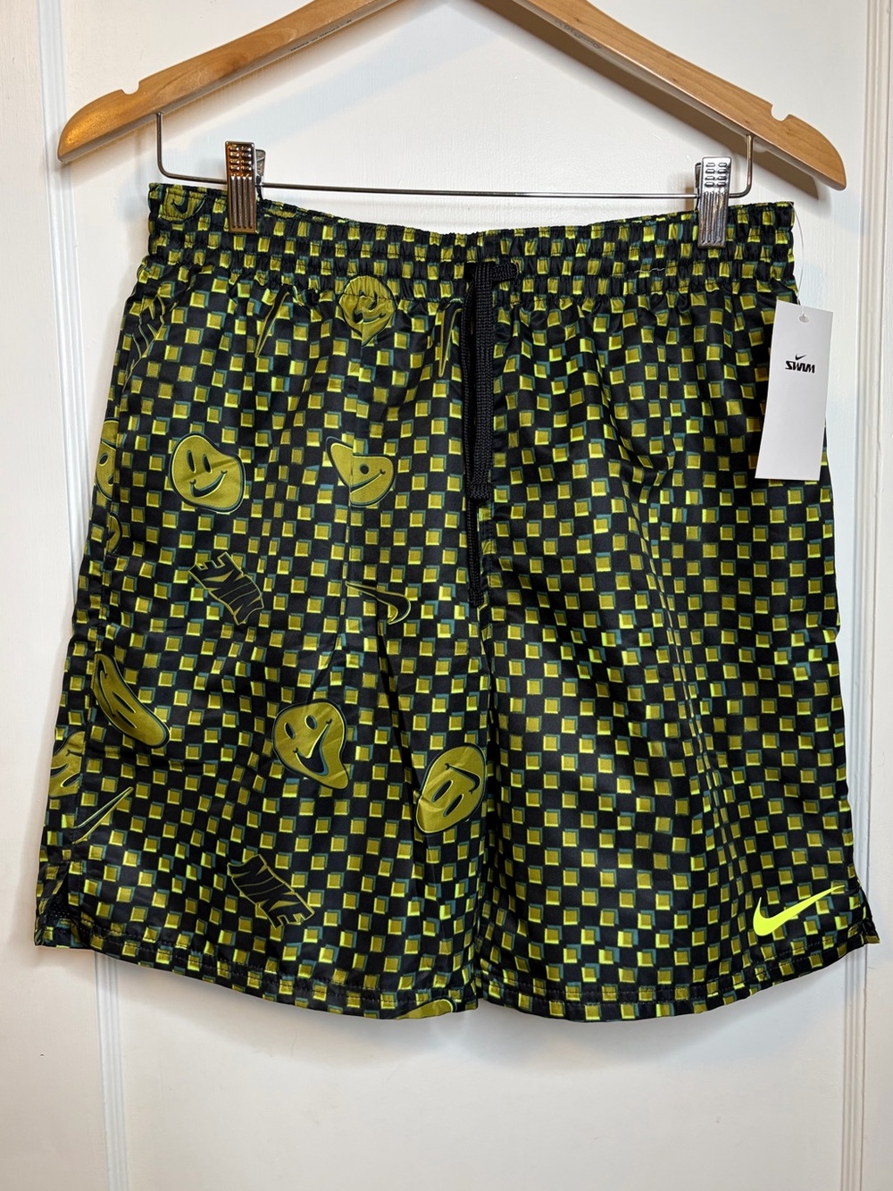 Nike Men’s Black and Neon Green Checkered Athletic Shorts Medium